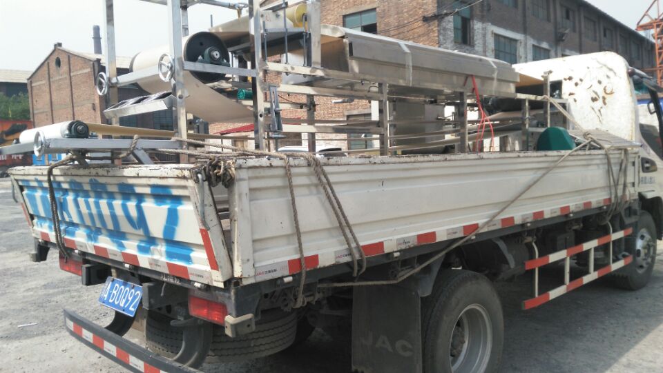 陕西：女子运用压面机时操作失误手直接卡在机器里鲜血直流！